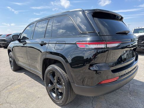 Used 2023 Jeep Grand Cherokee Altitude image 4