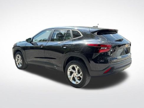 Used 2024 Chevrolet Trax LS w/ LS Convenience Package FWD image 3
