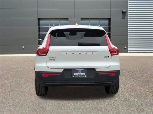 Used 2025 Volvo XC40 B5 Plus image 6