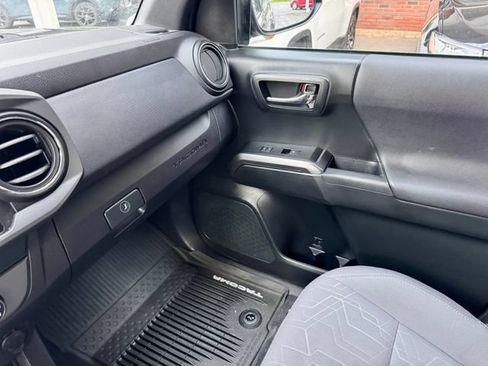 Used 2019 Toyota Tacoma TRD Off-Road AWD/4WD image 15