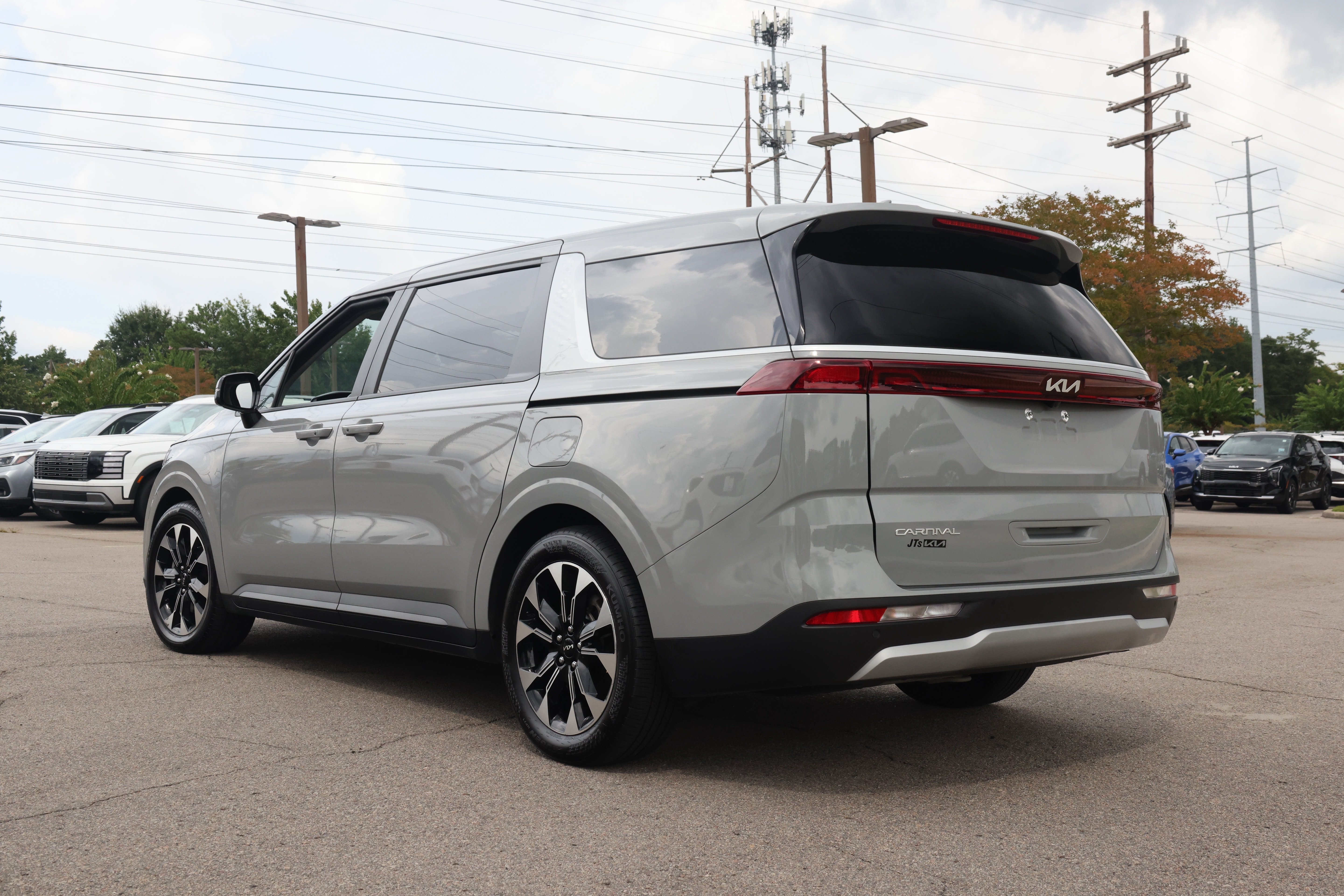 Used 2024 Kia Carnival EX FWD image 3