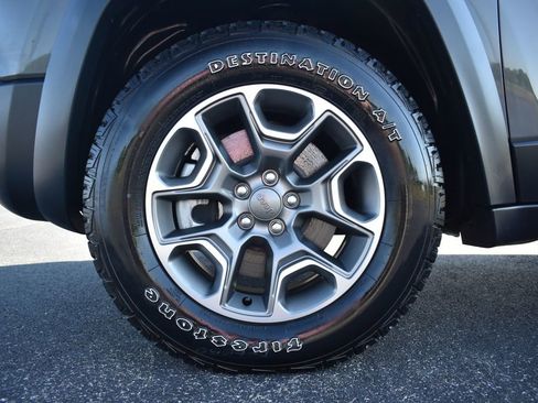 Used 2022 Jeep Cherokee Trailhawk w/ Comfort/Convenience Group AWD/4WD image 13