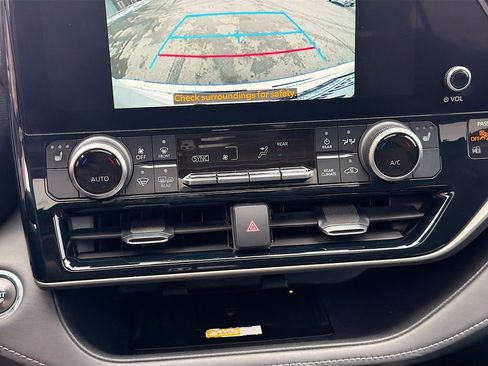 Used 2023 Toyota Highlander XLE image 36