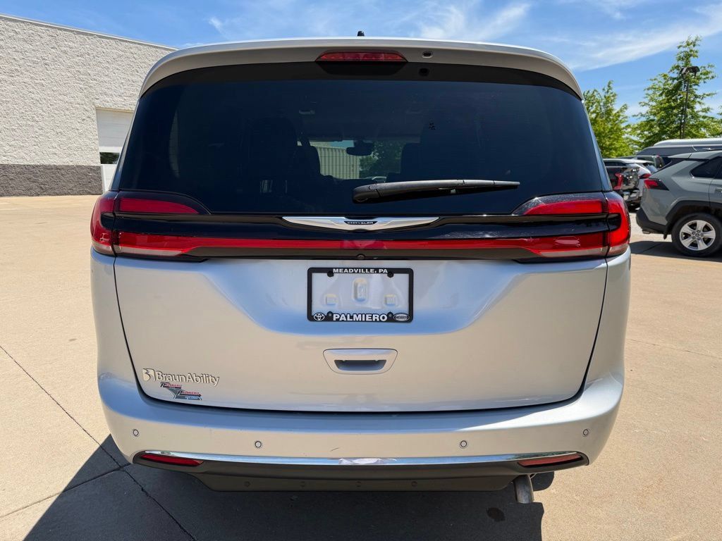 Used 2024 Chrysler Pacifica Touring-L FWD image 4