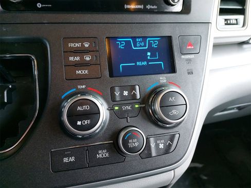 Used 2020 Toyota Sienna LE image 23