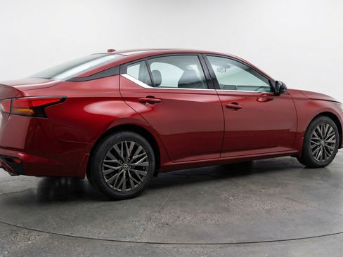 Used 2025 Nissan Altima 2.5 SV FWD image 9