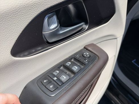 Used 2017 Chrysler Pacifica Touring-L Plus w/ Tire & Wheel Group FWD image 15