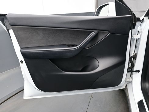 Used 2021 Tesla Model Y 2WD image 9