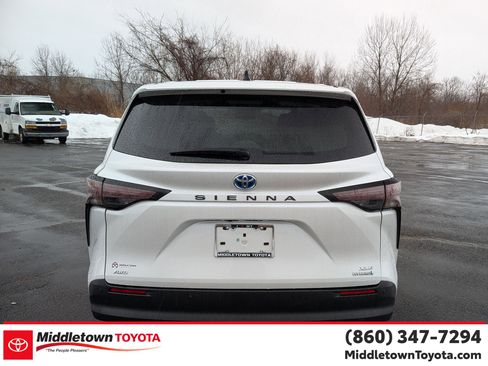 Used 2024 Toyota Sienna XLE image 4