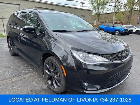 Used 2018 Chrysler Pacifica Touring-L w/ Premium Audio Group FWD image 4
