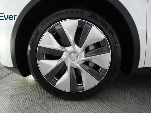 Used 2024 Tesla Model Y Long Range AWD/4WD image 19