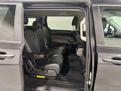 Used 2025 Kia Carnival FWD image 24