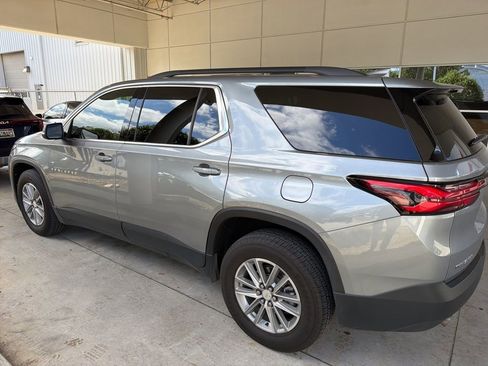 Used 2023 Chevrolet Traverse LT image 2