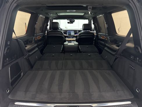 Used 2022 Jeep Grand Wagoneer Series III image 17