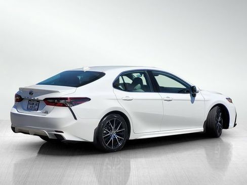 Used 2022 Toyota Camry SE FWD image 4