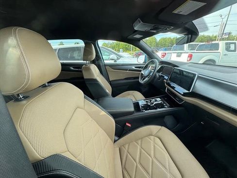 Used 2024 Volkswagen Atlas Cross Sport SE image 3