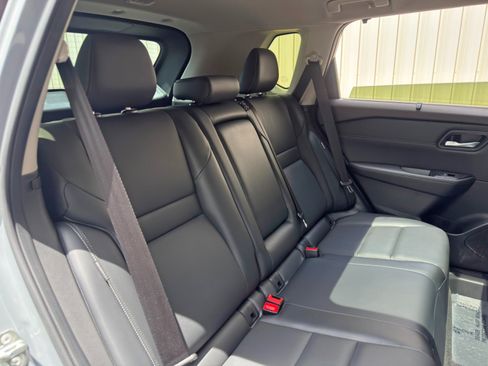 Used 2023 Nissan Rogue SV w/ SV Premium B Package FWD image 34