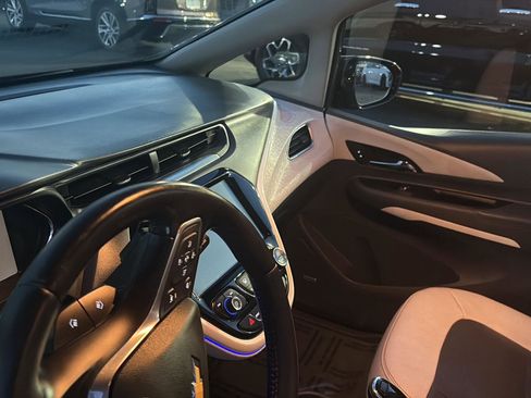 Used 2020 Chevrolet Bolt Premier w/ Infotainment Package image 24