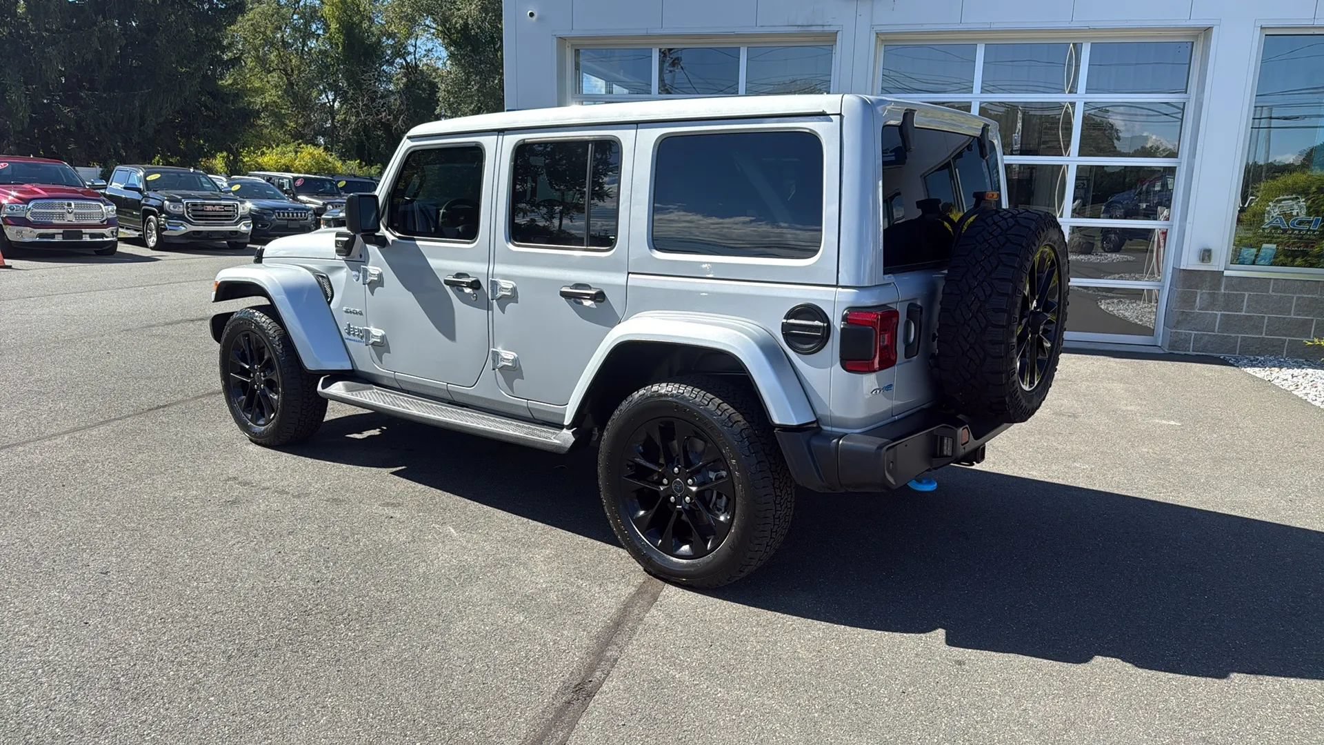 Used 2024 Jeep Wrangler Unlimited Sahara w/ Technology Group AWD/4WD image 20