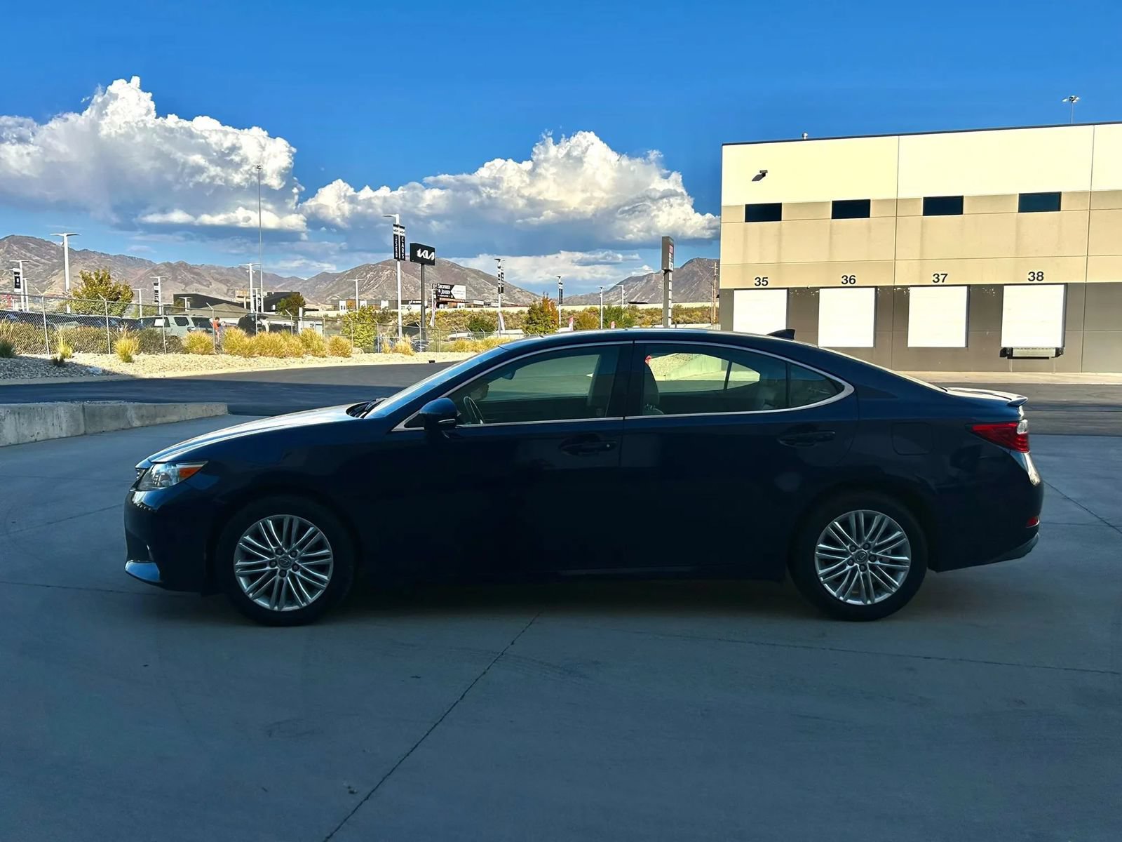 Used 2015 Lexus ES 350 w/ Luxury Package FWD image 2
