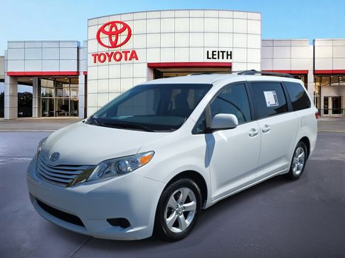 Used 2017 Toyota Sienna LE image 1