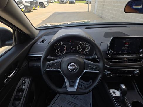 Used 2025 Nissan Altima 2.5 SV FWD image 18