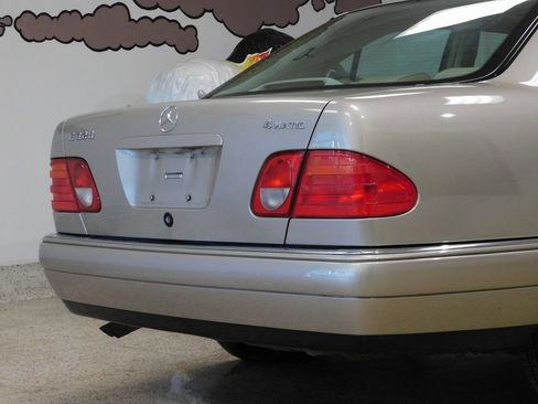 Used 1999 Mercedes-Benz E 320 4MATIC Sedan image 46
