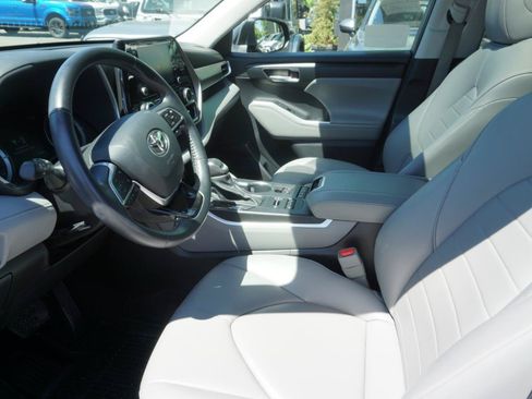 Used 2021 Toyota Highlander XLE AWD/4WD image 20