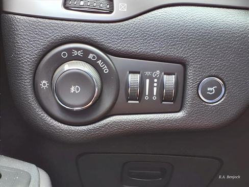 Used 2019 Jeep Cherokee Limited AWD/4WD image 15