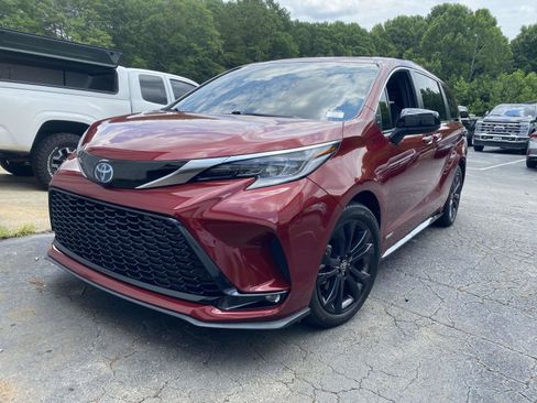 Used 2021 Toyota Sienna XSE FWD image 3