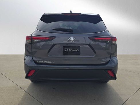 Certified 2025 Toyota Highlander XLE FWD image 4