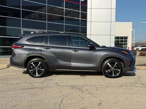 Used 2021 Toyota Highlander XSE image 2