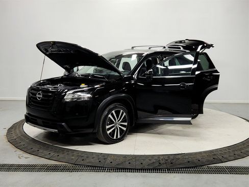 Used 2024 Nissan Pathfinder Platinum w/ Lighting Package (N93) image 11
