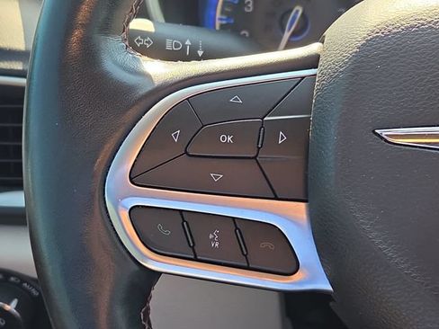 Used 2019 Chrysler Pacifica Touring-L FWD image 24
