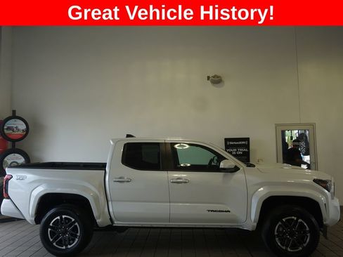 Used 2025 Toyota Tacoma TRD Sport AWD/4WD image 2