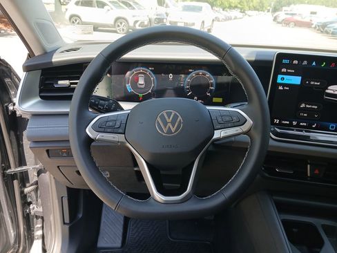 New 2025 Volkswagen Tiguan SE image 14