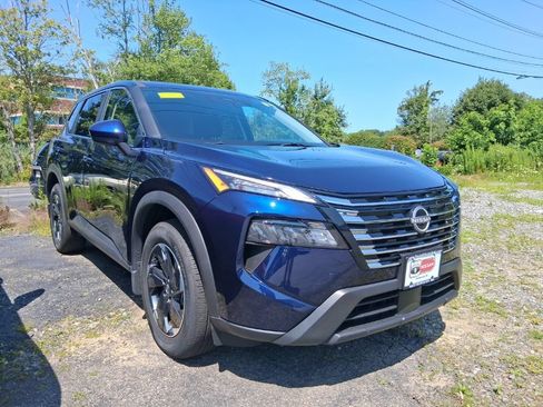 Used 2026 Nissan Rogue SV AWD/4WD image 2