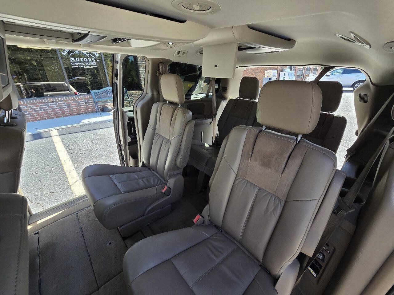Used 2015 Chrysler Town & Country Limited Platinum FWD image 27