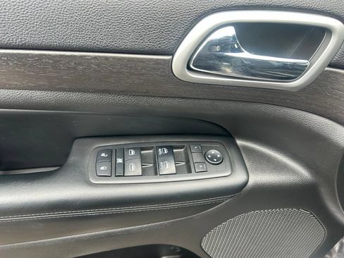 Used 2018 Jeep Grand Cherokee Altitude AWD/4WD image 15