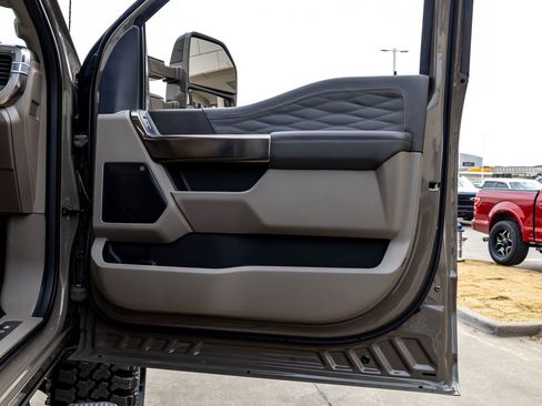 Used 2026 Ford F250 Platinum w/ Platinum Plus Package image 38