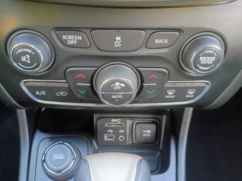 Used 2018 Jeep Cherokee Limited AWD/4WD image 36