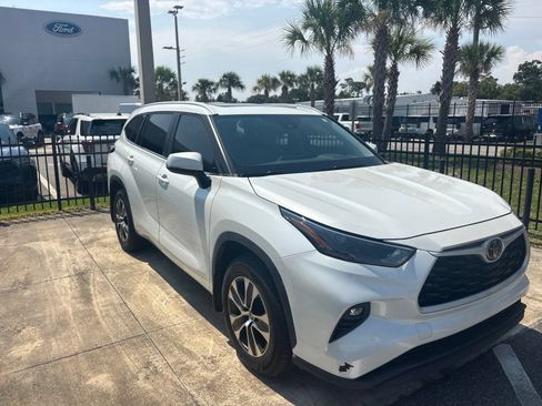 Used 2023 Toyota Highlander XLE AWD/4WD image 13