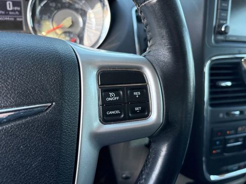 Used 2016 Chrysler Town & Country Touring image 22