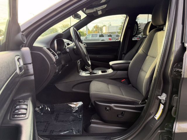 Used 2019 Jeep Grand Cherokee Laredo w/ Security & Convenience Group AWD/4WD image 15