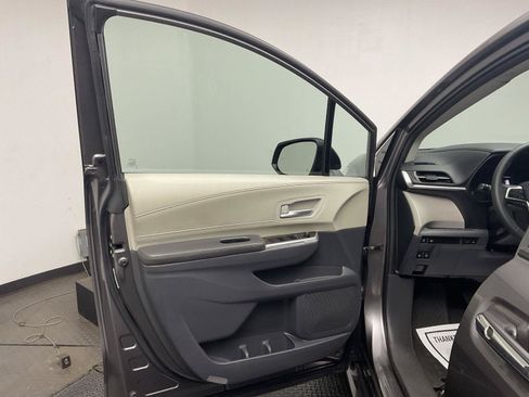 Used 2021 Toyota Sienna XLE FWD image 9