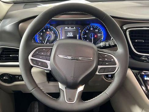 Used 2023 Chrysler Voyager LX image 16
