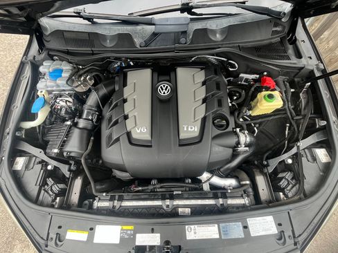 Used 2015 Volkswagen Touareg TDI image 38