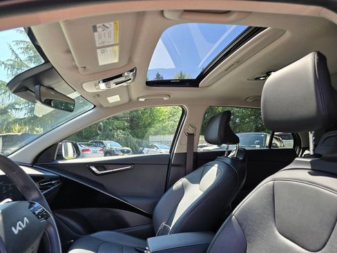 Used 2024 Kia Niro SX Touring FWD image 13