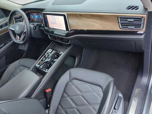 Used 2025 Volkswagen Atlas SE image 28