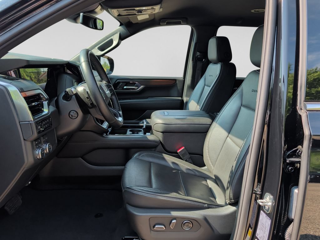Used 2025 GMC Yukon XL Denali AWD/4WD image 16